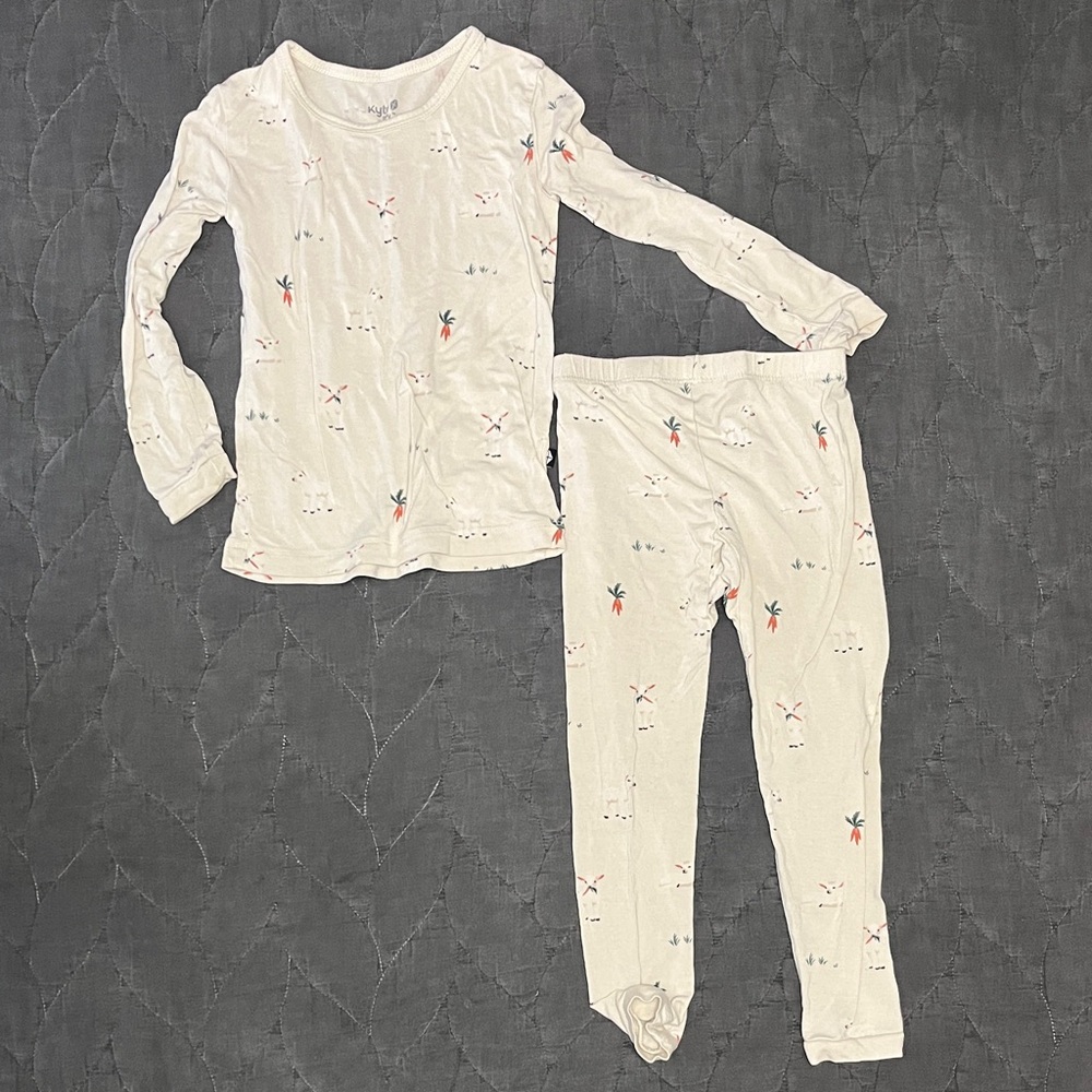 Kyte BABY Cream Pajama Set with Playful Print